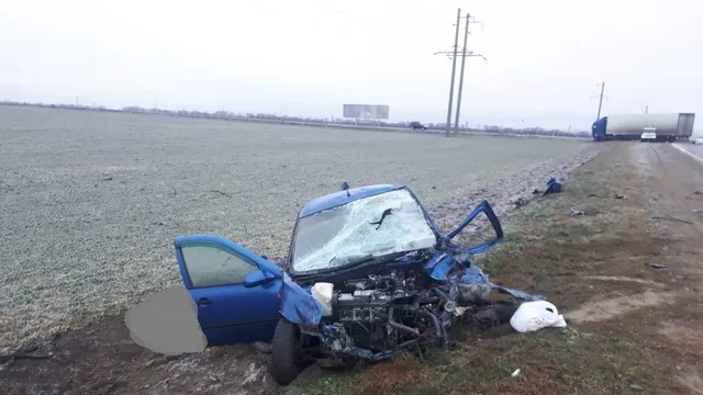 В Шпаковском районе легковушка врезалась в грузовик: 1 человек погиб