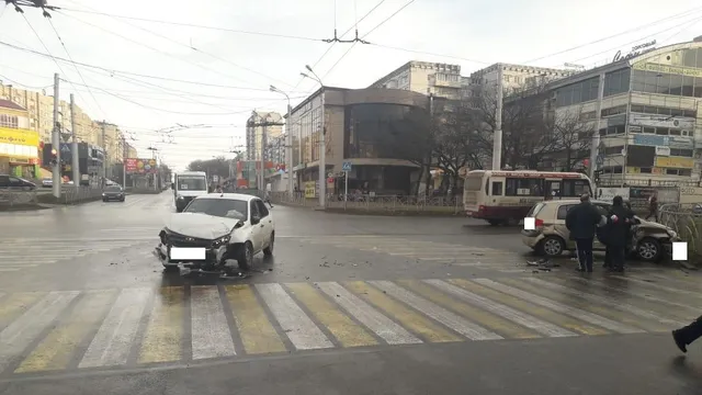 В Юго-Западном районе Ставрополя 3 человека пострадали в аварии