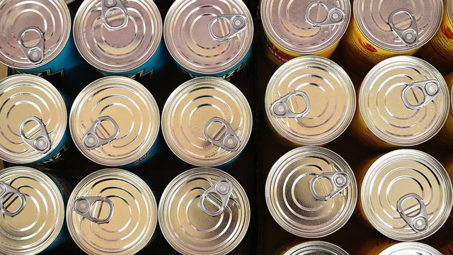 Добровольцы из Кировского округа заготавливают консервы для бойцов СВО