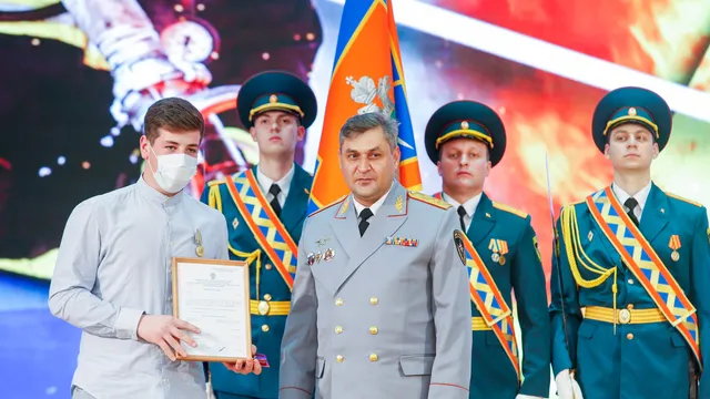 Двум 16-летним героям на Ставрополье вручили медали за спасение утопающих